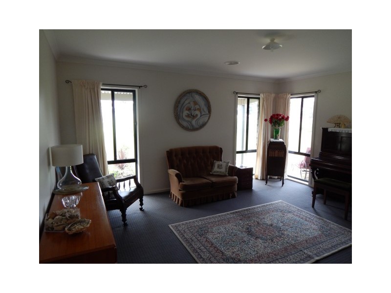 86 Racecourse Rd, Benalla VIC 3672