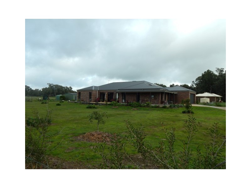 86 Racecourse Rd, Benalla VIC 3672