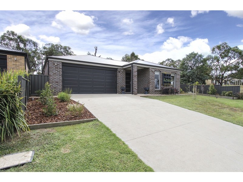 16 Hilltop Crescent, Heyfield VIC 3858