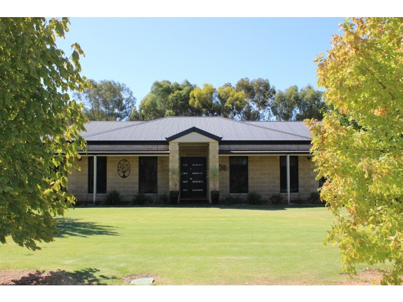 7 Charlie Gray Close, Swan Hill VIC 3585