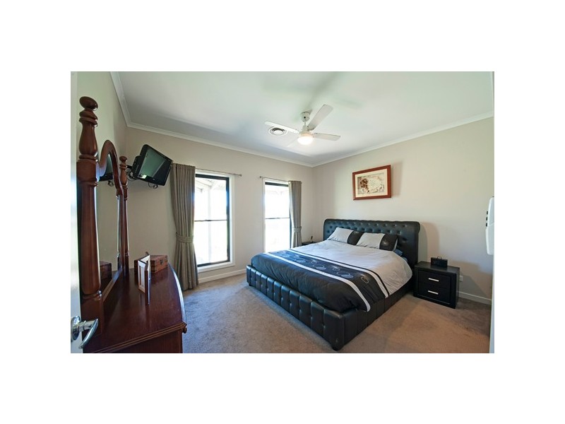 7 Charlie Gray Close, Swan Hill VIC 3585