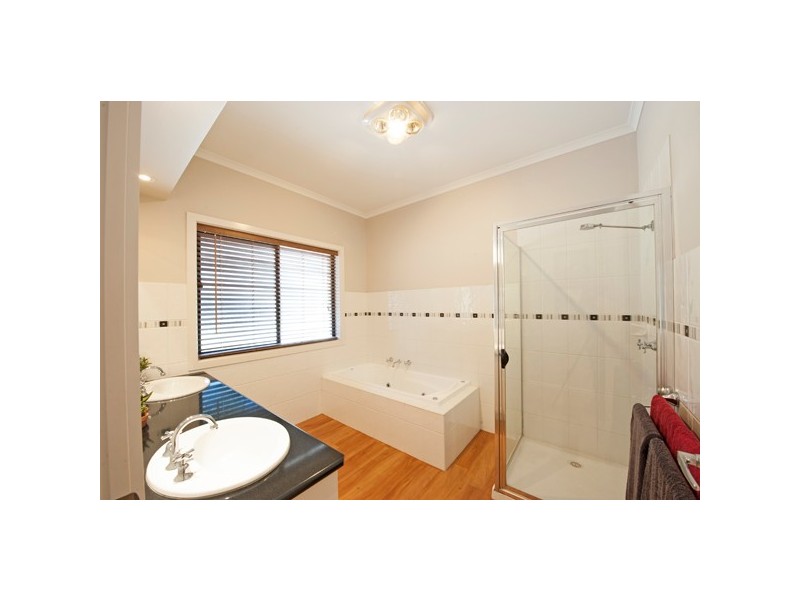 7 Charlie Gray Close, Swan Hill VIC 3585