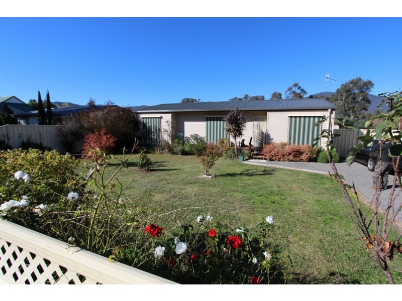 25 Shaw Ave, Eildon VIC 3713