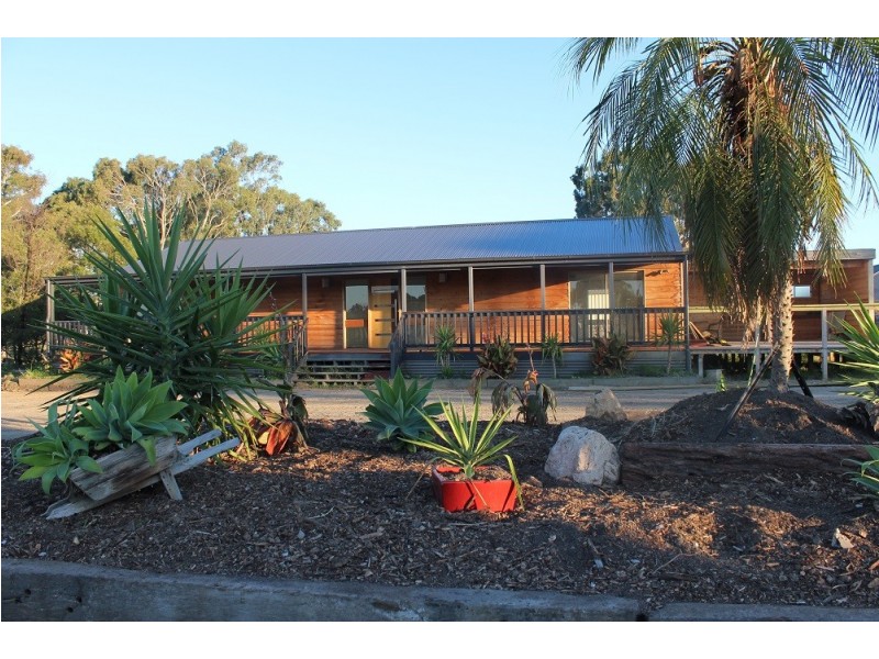 12 Winnindoo Avenue, Heyfield VIC 3858