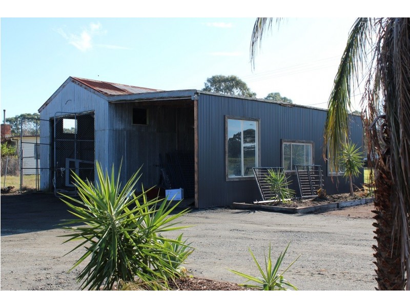 12 Winnindoo Avenue, Heyfield VIC 3858