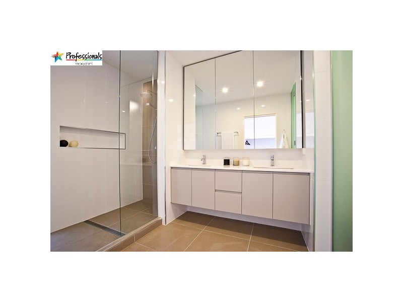 2B Osbourne Street, Scarborough QLD 4020