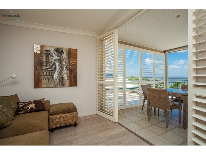 60 Oyster Point Esplanade, Scarborough QLD 4020