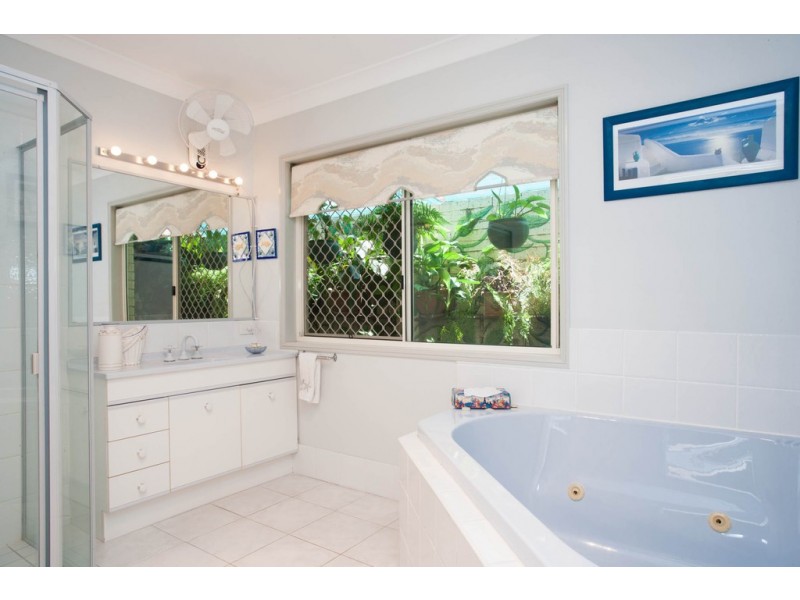 10 Eagle Court, Newport QLD 4020