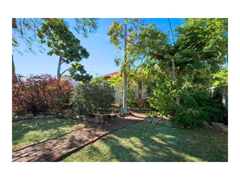 16 Bramble Street, Woody Point QLD 4019