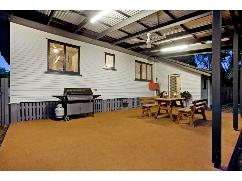 69 King Street, Woody Point QLD 4019