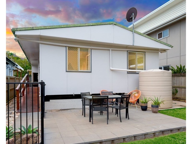1E Westbrook Street, Woody Point QLD 4019
