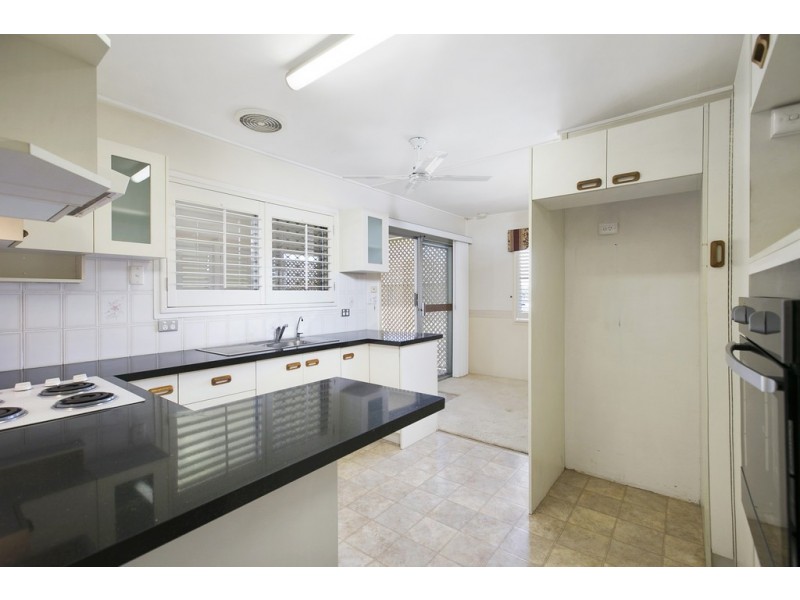 14 Winston Street, Wynnum West QLD 4178