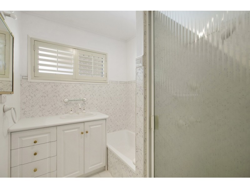 14 Winston Street, Wynnum West QLD 4178