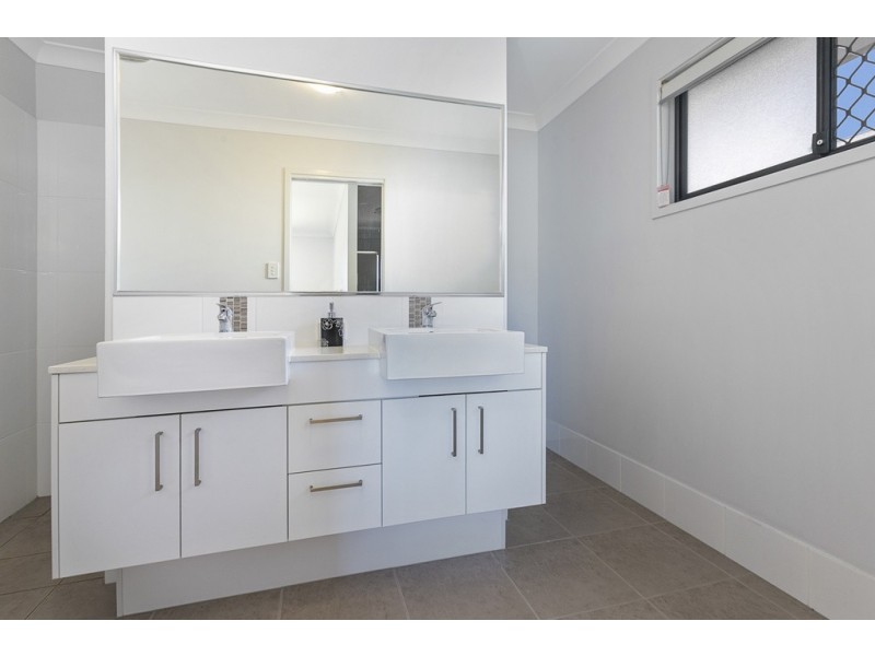 70 Kitchener Street, Wynnum QLD 4178