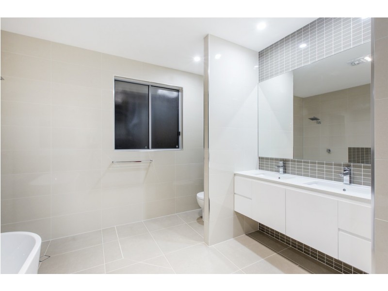 4 KITCHENER STREET, Wynnum QLD 4178