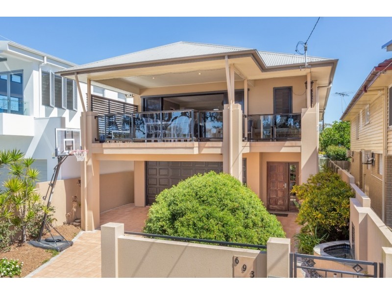 693 Esplanade, Lota QLD 4179