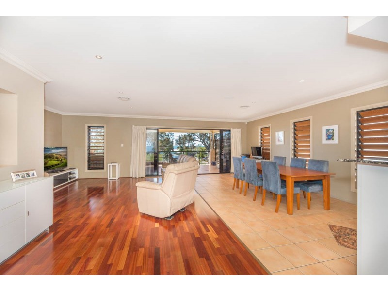 693 Esplanade, Lota QLD 4179