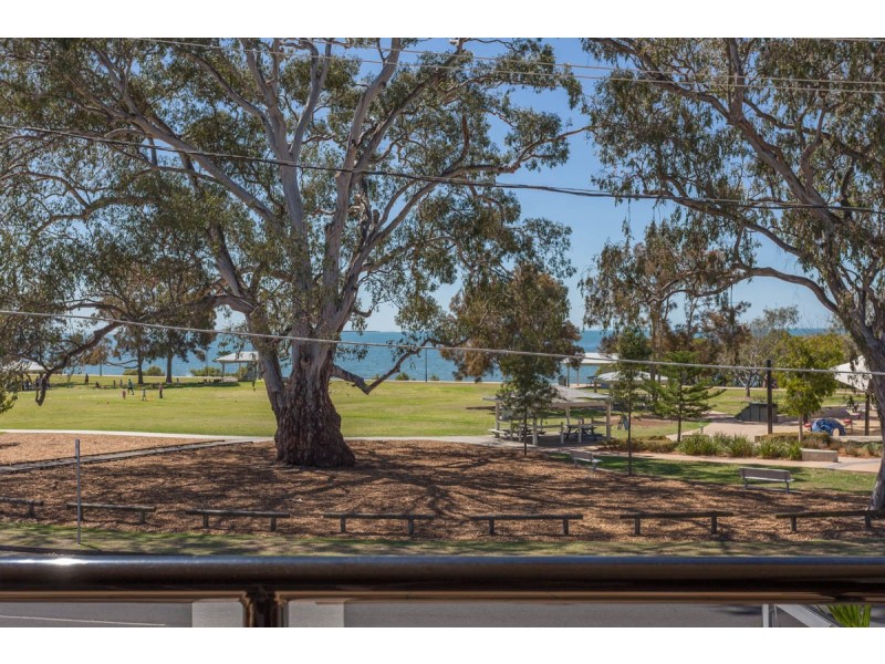 693 Esplanade, Lota QLD 4179