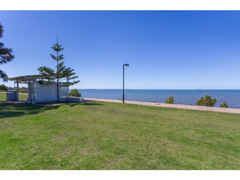 693 Esplanade, Lota QLD 4179