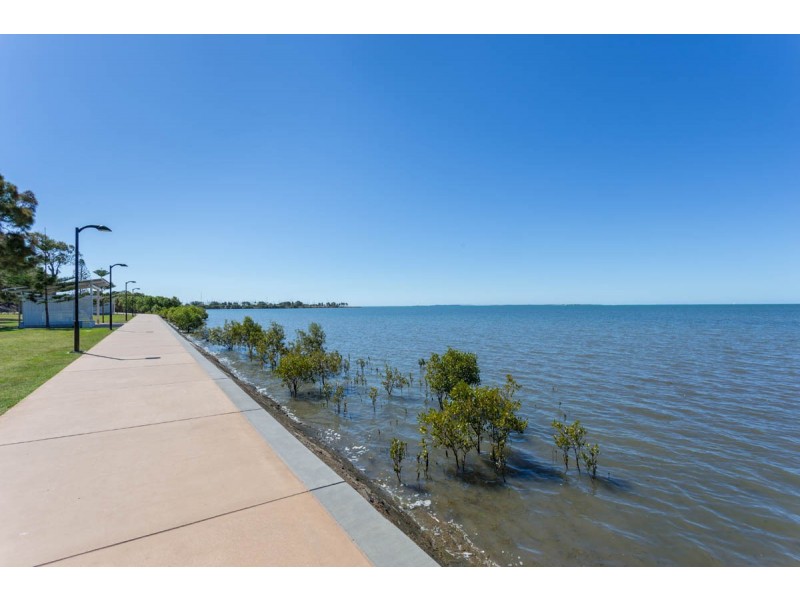 693 Esplanade, Lota QLD 4179