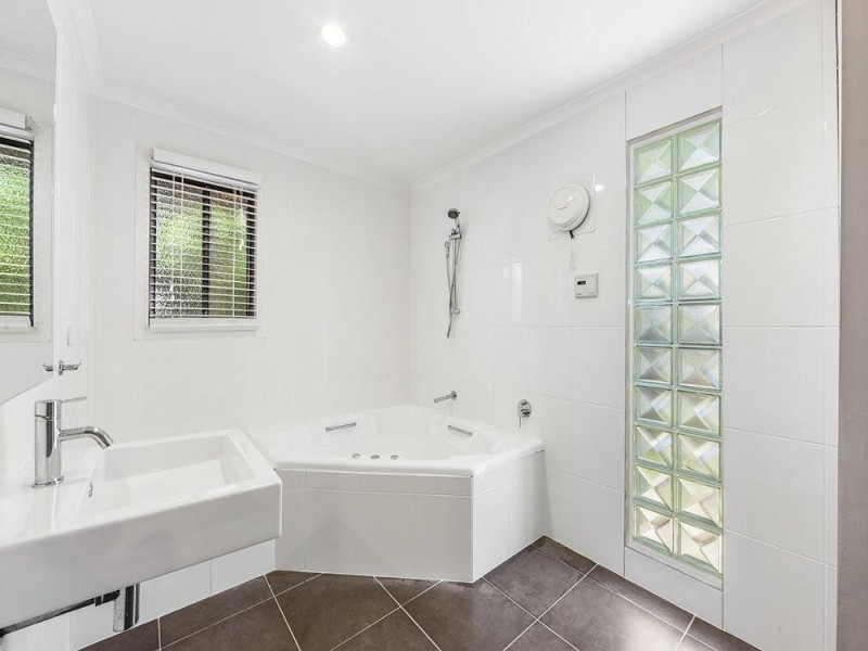 211 Gordon Parade, Manly QLD 4179