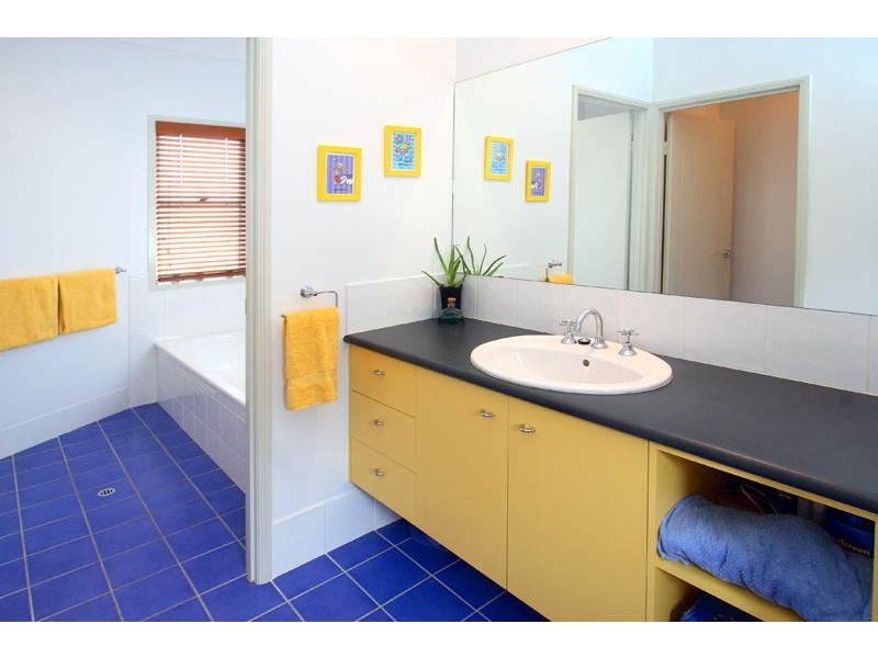 15 Stewart Parade, Manly QLD 4179