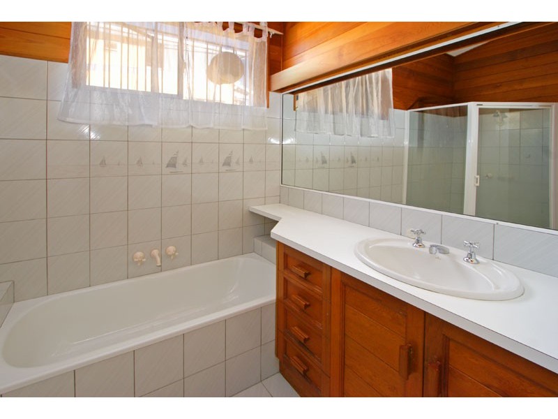98 OCEANA TERRACE, Manly QLD 4179