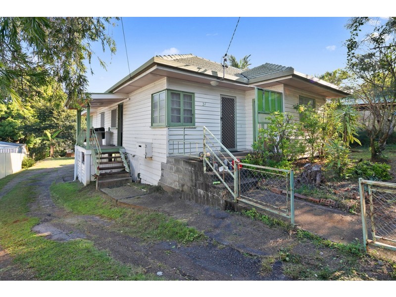 29 – 31 BARRINIA STREET, Manly QLD 4179