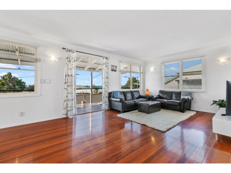 6 PERANGA STREET, Manly QLD 4179