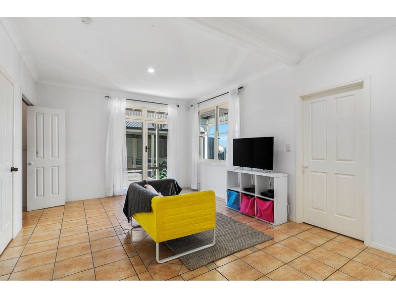 6 PERANGA STREET, Manly QLD 4179