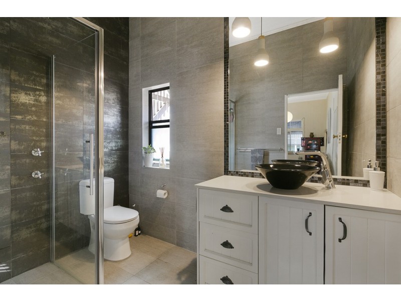 14 MORETON AVENUE, Wynnum QLD 4178