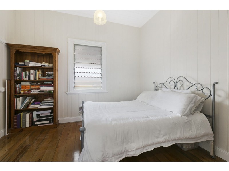 14 MORETON AVENUE, Wynnum QLD 4178