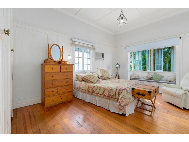 4 CHANDOS STREET, Wynnum West QLD 4178