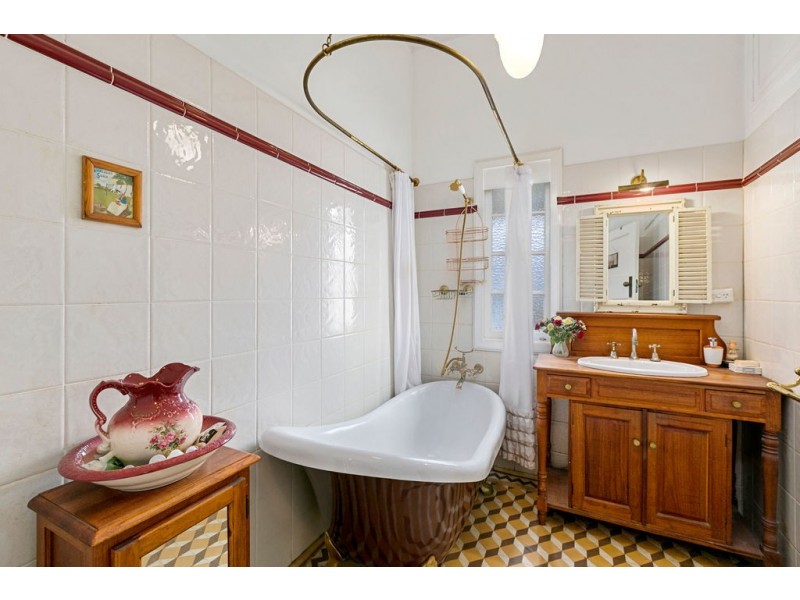 4 CHANDOS STREET, Wynnum West QLD 4178