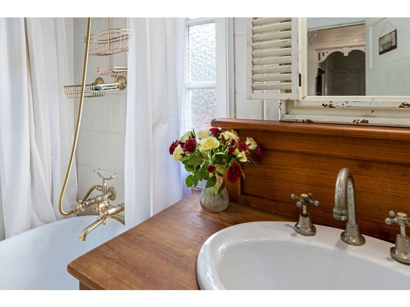 4 CHANDOS STREET, Wynnum West QLD 4178