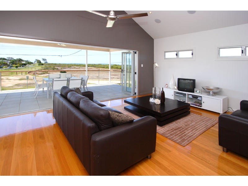 813 Esplanade, Lota QLD 4179