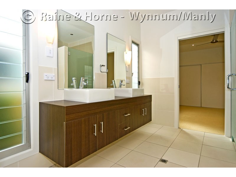 813 Esplanade, Lota QLD 4179