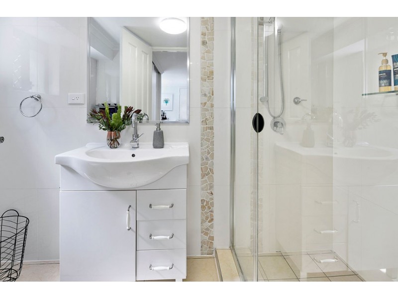 220 Gordon Parade, Manly QLD 4179