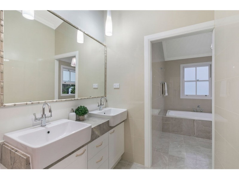 12 TINGAL ROAD, Wynnum QLD 4178