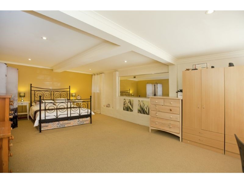 18 Nelson Parade, Manly QLD 4179