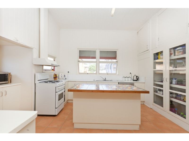 18 Nelson Parade, Manly QLD 4179