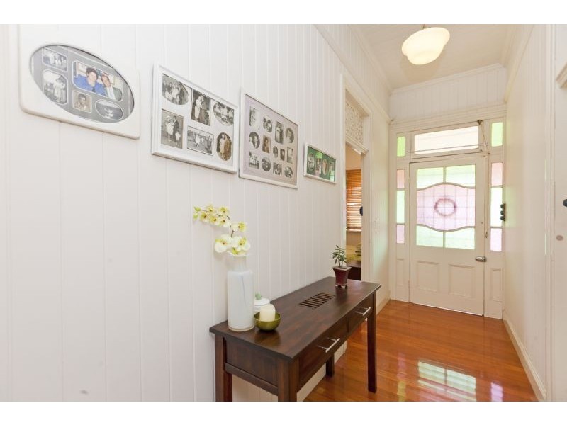 18 Nelson Parade, Manly QLD 4179