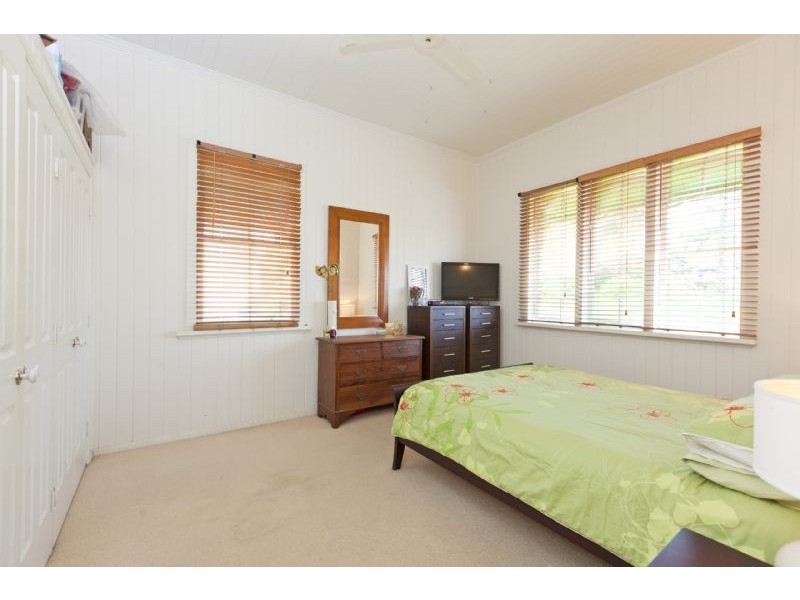 18 Nelson Parade, Manly QLD 4179