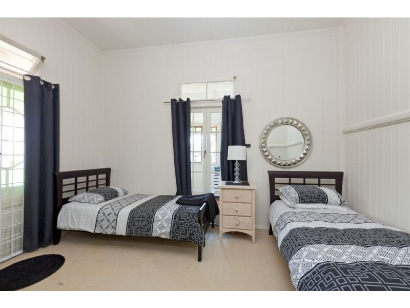 18 Nelson Parade, Manly QLD 4179