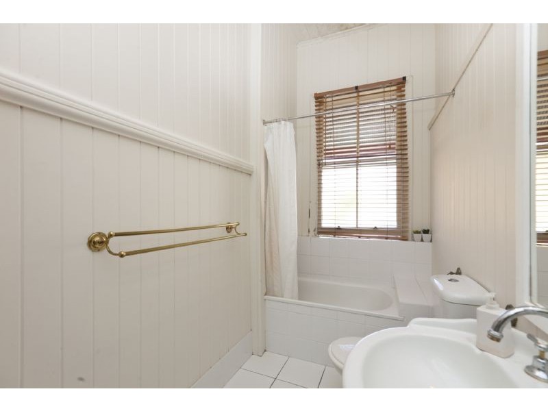 18 Nelson Parade, Manly QLD 4179
