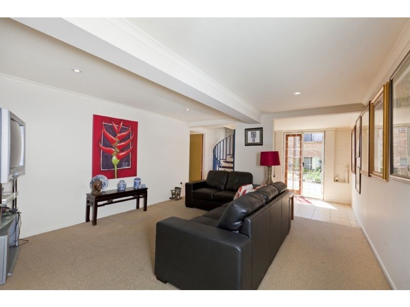 18 Nelson Parade, Manly QLD 4179