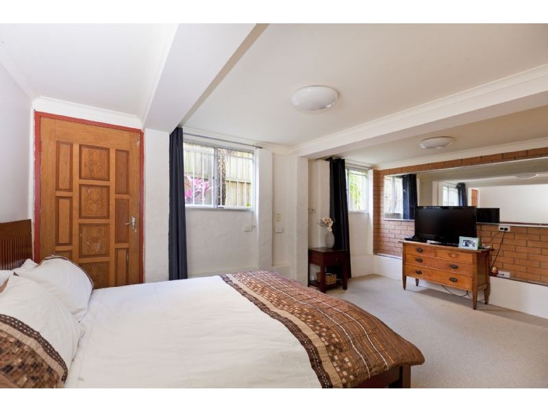 18 Nelson Parade, Manly QLD 4179