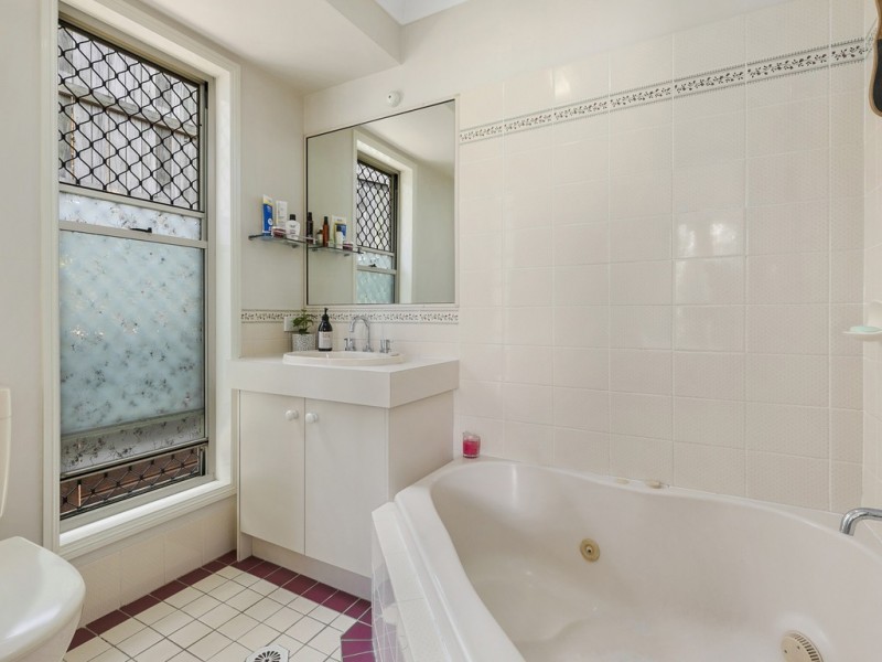 8 SUMMIT STREET, Belmont QLD 4153
