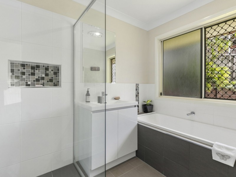8 SUMMIT STREET, Belmont QLD 4153