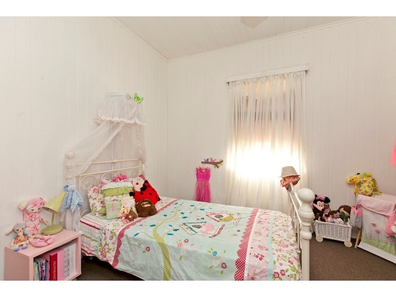 53 Yamboyna Street, Manly QLD 4179